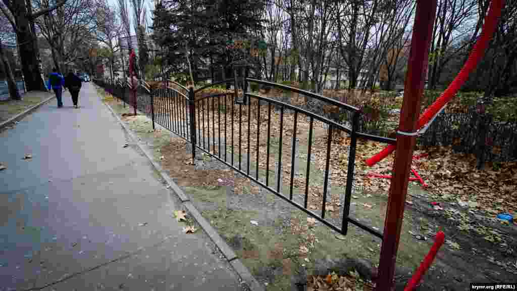 Уздовж тротуару по вулиці Київській викорчували і спиляли кілька платанів, а на їхньому місці встановили ґратчастий металевий паркан