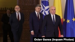 De la stânga la dreapta: Kelemen Hunor, Marcel Ciolacu și Ilie Bolojan. Partidele celor trei – UDMR, PSD și PNL – au condus România în ultimii patru ani, când țara a ajuns la un deficit bugetar record. 
