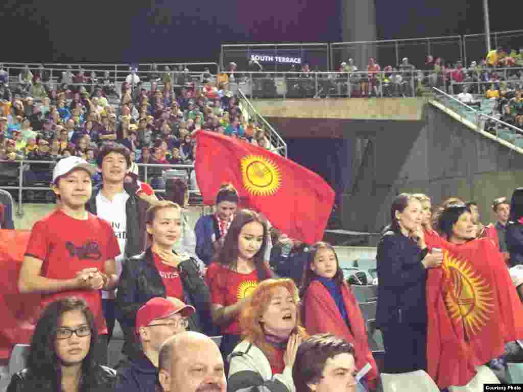 Футбол ышкыбоздору улуттук кураманын оюнчуларын баштан аяк колдоп, сүрөп турушту.&nbsp;