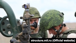 Российские военные во время учений в Крыму