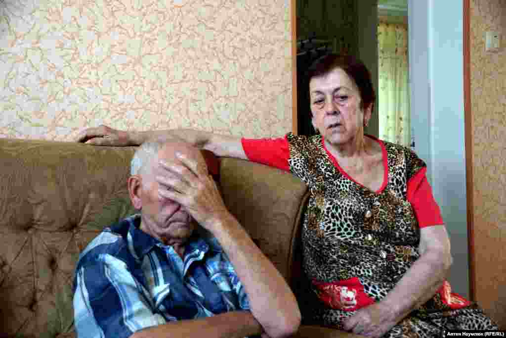 Зейтулла и Алие Чийгоз, родители заместителя председателя меджлиса крымско-татарского народа Ахтема Чийгоза. Его арестовали по обвинению в организации массовых беспорядков. Так российские власти назвали митинг крымских татар против отделения Крыма от Украины в феврале 2014 года.