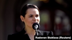 «У мене часто на Заході питають: «чи розуміють росіяни білоруську мову, коли ви починаєте говорити?». Я відповідаю: «ні, не розуміють, але українці нас зрозуміють», – розповіла Світлана Тихановська