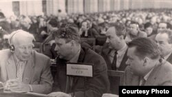 Прадстаўнікі Беларусі на ІІ зьезьдзе Саюзу пісьменьнікаў СССР. Зьлева направа: Міхась Лынькоў, Максім Танк, Іван Грамовіч, Пімен Панчанка. Масква, 1954 г. З фондаў БДАМЛМ