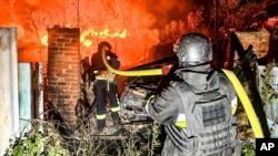 Ілюстраційне фото. Рятувальники гасять вогонь внаслідок російської атаки на Харківщині, 15 липня 2025 року