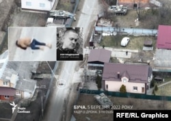 Тіло вбитого бучанця Ігоря Городецького лежить на вулиці Гагаріна (тепер Каденюка) у Бучі. 5 березня 2022 року. Стопкадр із відео з дрона, відзнятого добровольцями із ТРО «Азов-Київ» (зараз – 3-тя ОШБр)