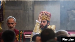 Հովհաննավանքի կարգալույծ հռչակված քահանա Տեր Արամը պատարագ է մատուցում