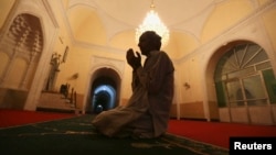 Metjidiň içinde doga edip oturan bir adam