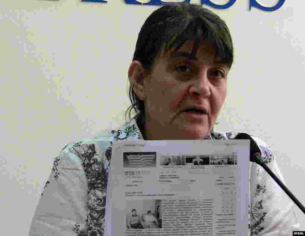 Kazakhstan - Marika Tzotzoria, the wive of arrested top-maneger of Kazatomprom on the press-conference. Almaty. 1July2009  - Марика Цоцория показывает на пресс-конференции распечатку текста телесюжета с признаниями вице-президентов "Казатомпрома". Алматы, 1 июля 2009 года.