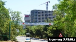 Строительство многоэтажного здания в Гурзуфе, Крым. Иллюстративное фото