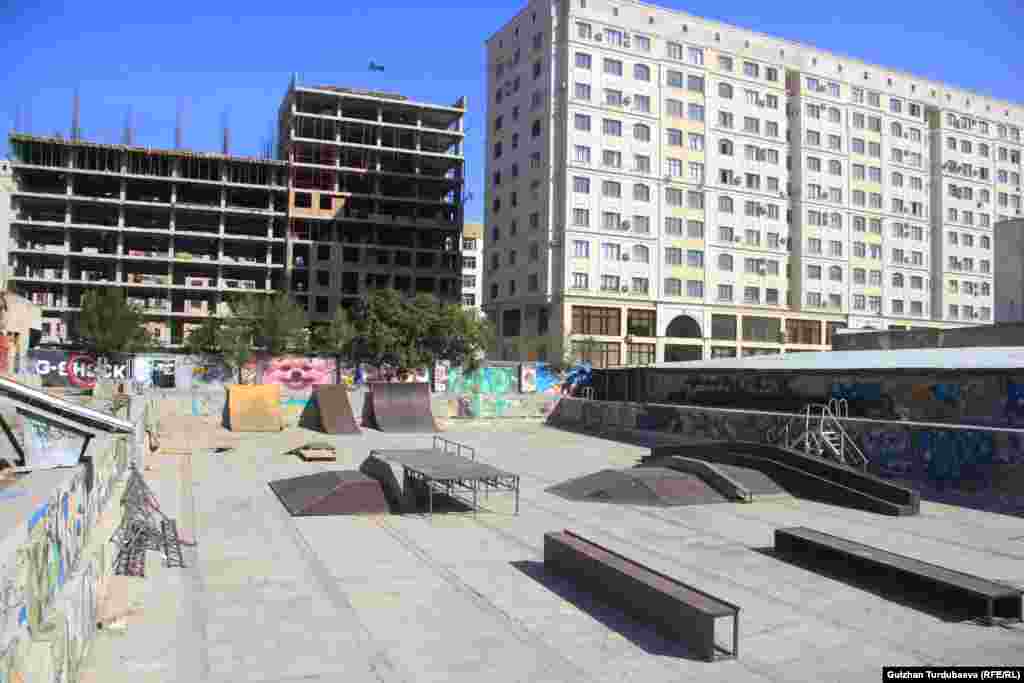 Кожомкул атындагы спорт ордосунун бош жаткан бассейни көчө сүрөтчүлөрүнүн &quot;мекенине&quot; айланды. Мында түрдүү жанрдагы иллюстрацияларды көрүүгө болот.&nbsp;