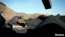 Екскаватор біля шахти «Холодна Балка» у Макіївці. Листопад 2014 року