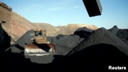 Екскаватор біля вугільних відвалів на шахті Холодна Балка у Макіївці. Листопад 2014 року