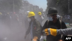 Бирмалык демонстранттарга жаш агызчу газ атылды. Янгон шаары 2021-жылдын 8-марты.