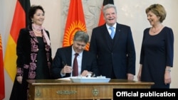 Президент Йоахим Гаук жана президент Атамбаев жубайлары менен, Берлин, 11.12.2012