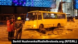 Прорив труби на проїжджій частині у Києві – фоторепортаж