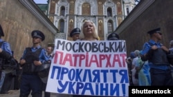 Вхід у Києво-Печерську лавру. Серпень 2014 року