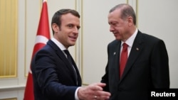 French President Emmanuel Macron (left) and Turkish President Recep Tayyip Erdogan in Brussels in 2017