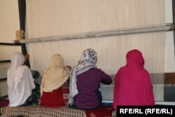 زنان این روز ها در بایمان بیشتر در کار های خانه و یا هم فعالیت های که به دور از اجتماع است٬ مشغول هستند.