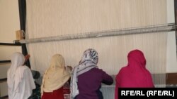 آرشیف - شماری از زنان در جریان قالین بافی در ولایت بامیان. عکس جنبه تزئینی دارد