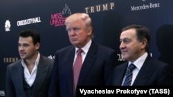 Ата-бала Агаларовдор Дональд Трамп менен. 2013-жыл.