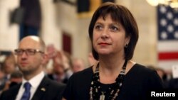 Міністр фінансів України Наталія Яресько та прем'єр-міністр України Арсеній Яценюк під час бізнес форуму у Вашингтоні. Липень 2015 року. Ілюстраційне фото