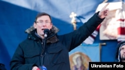 Луценко на сцені Майдану, 2 лютого 2014 року