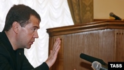 Дагестан -- Россия президенти Дмитрий Медведев Махачкаладагы жыйында террорго каршы катаал чараларды көрүүнү бийликтерге табыштады. 