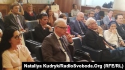 На дискусії, що відбувалася в приміщенні, яке належить італійському сенату, були присутні (у першому ряду зліва) Донателла Рапетті, (біля неї) посол Євген Перелигін. 25 липня 2019 року