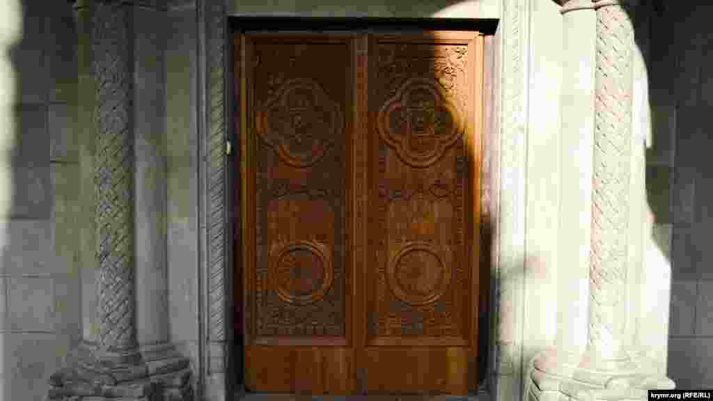 Двери, ведущие из галереи в храм, украшены аутентичной резьбой, а над ними расположена памятная каменная плита в честь возводивших церковь строителей и нефтепромышленника Погоса Тер-Гукасяна, на деньги которого был построен храм