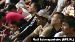 Мешітте уағыз тыңдап отырған адамдар. Көрнекі сурет.