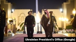 Ukrainanyň prezidenti Wolodymyr Zelenskiý (çepde) we Saud Arabystanyň şazadasy Muhammet bin Salman (sagda). Jidda, 2025-nji ýylyň 10-njy marty. 