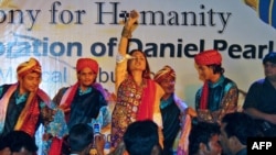 Насилие против деятелей искусства, особенно женщин, является печально обыденным явлением в  Пакистане.