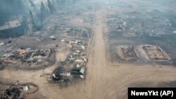 Якутиянын Баяс-Көл айылындагы өрттөнүп кеткен үйлөрдүн тик учактан тартылышы. 