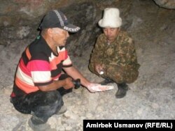 Тургун Муратов эски тешиктен таап келген сымап рудасы бар ташты Мелибай Абдувалиевге көрсөтүүдө. Сарт-Ыстаган. 20-июль 2011