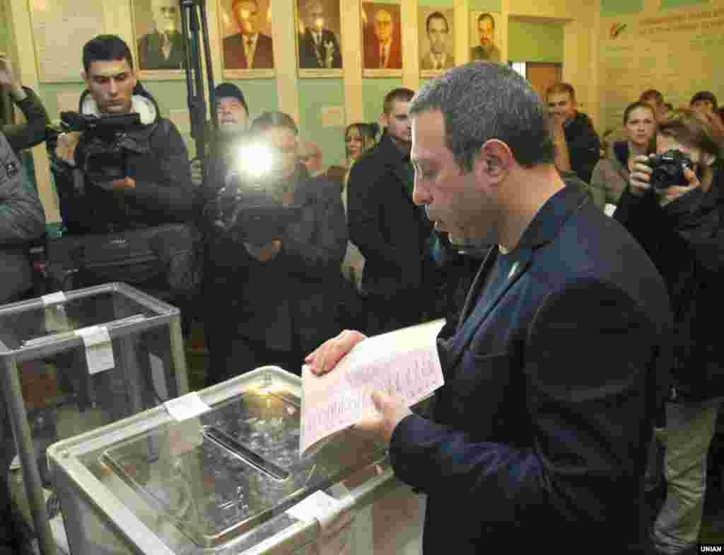 Кандидат у мери Києва від партії &laquo;Укроп&raquo; Геннадій Корбан під час голосування у Дніпропетровську. 25 жовтня 2015 року
