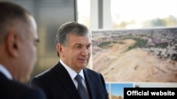 Мэр города Ташкента Джахонгир Артыкходжаев обосновал свое решение о передаче 6 гектаров земли связанной со старшим зятем президента компании устным поручением Шавката Мирзияева, которое глава государства дал в ходе своего визита в Юнусабадский район столицы 26 октября 2018 года. 