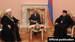 Armenia - President Serzh Sarkisian (C) meets with Azerbaijan’s top Shia Muslim leader Sheikh-ul-Islam Allahshukur Pashazade (L) and Catholicos of All Armenians Garegin II, Yerevan, 28Nov2011 