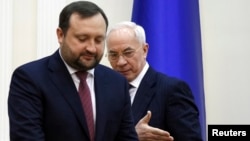 Сергій Арбузов (ліворуч) і Микола Азаров, січень 2014 року