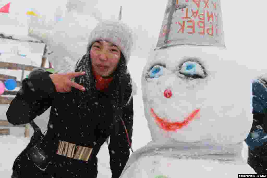 Фестивалга келген балдар эң мыкты кар адам жасоо боюнча мелдешип, аларга демөөрчүлөр белек тартуулашты.