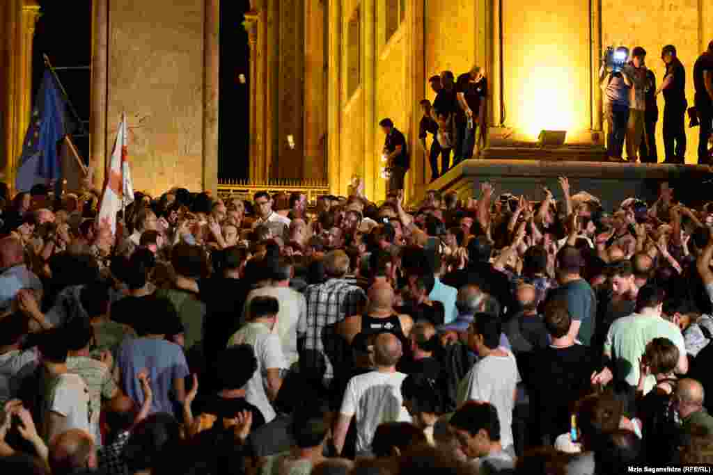 Саламаттык сактоо министрлигинин маалыматына караганда, Тбилисидеги кагылышта 240 демонстрант, дагы 80 полиция кызматкери жаракат алган.