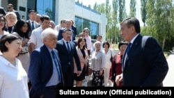 Жарандык коом өкүлдөрү Сооронбай Жээнбеков менен жолугушуу учурунда. 