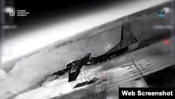 Поражение самолета Ан-26 на аэродроме в Крыму. Скриншот кадра из видео ГУР МО Украины