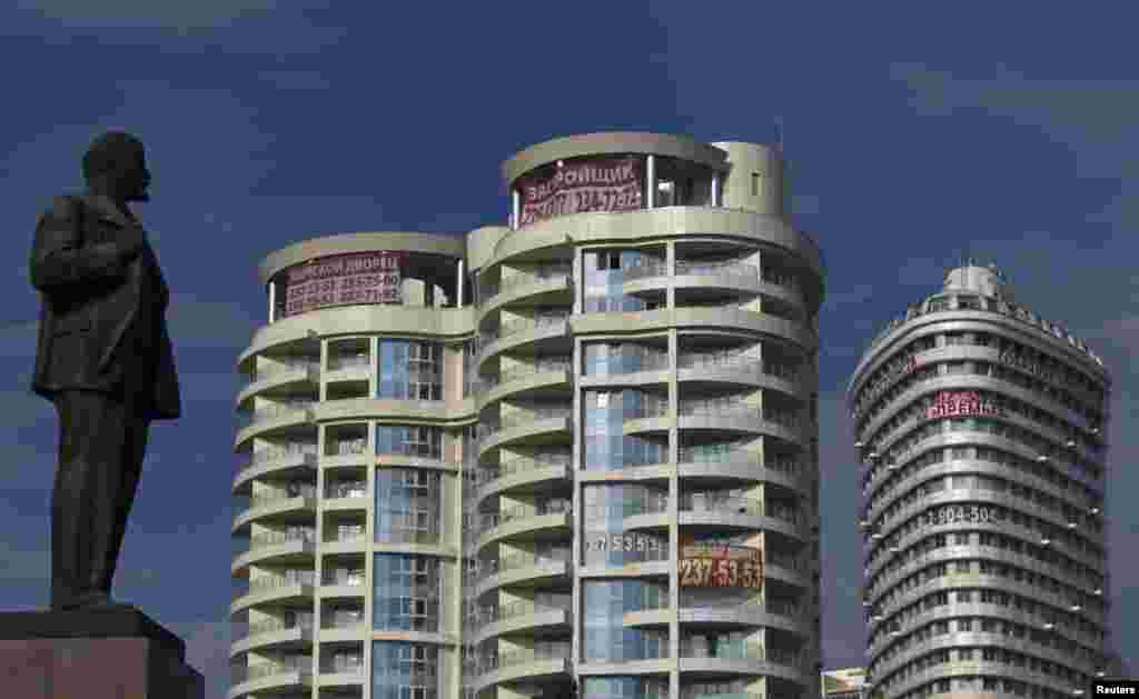 Сочи үзәгендә Ленин һәйкәле янында яңа йортлар.