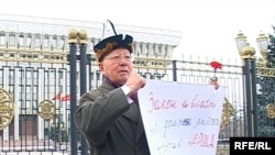 Топчубек Тургуналиев Өкмөт үйүнүн алдында Аксы окуясын эскерген реквием акциясында. 