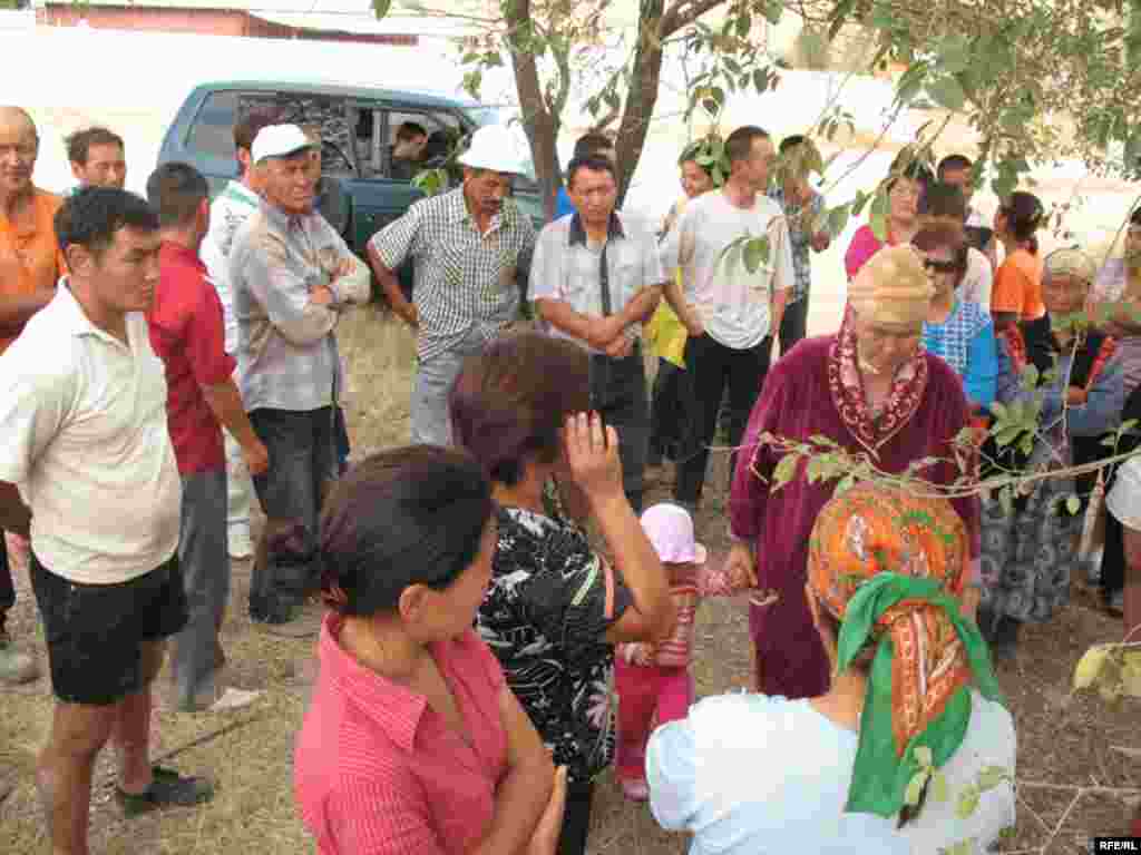 Жители поселка Красный Трудовик собрались, чтобы помешать властям снести их дома. Алматы, 16 сентября 2008 года.  - Жители поселка Красный Трудовик собрались, чтобы помешать властям снести их дома. Алматы, 16 сентября 2008 года. 