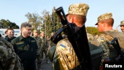 Ուկրաինայի նախագահ Պետրո Պորոշենկոն զրուցում է քաղաքը պաշտպանող զինվորների հետ, Մարիուպոլ, 8 սեպտեմբերի, 2014թ.