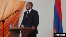 Րաֆֆի Հովհաննիսյանը ելույթ է ունենում «Ժառանգության» 8-րդ համագումարում: