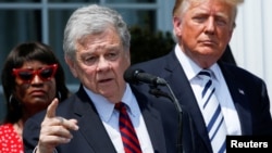 Джон Коўл і Дональд Трамп, архіўнае фота