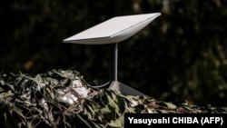 Кең тилкелүү Starlink тутумунун антеннасы. Изюм шаарында тартылган сүрөт. 