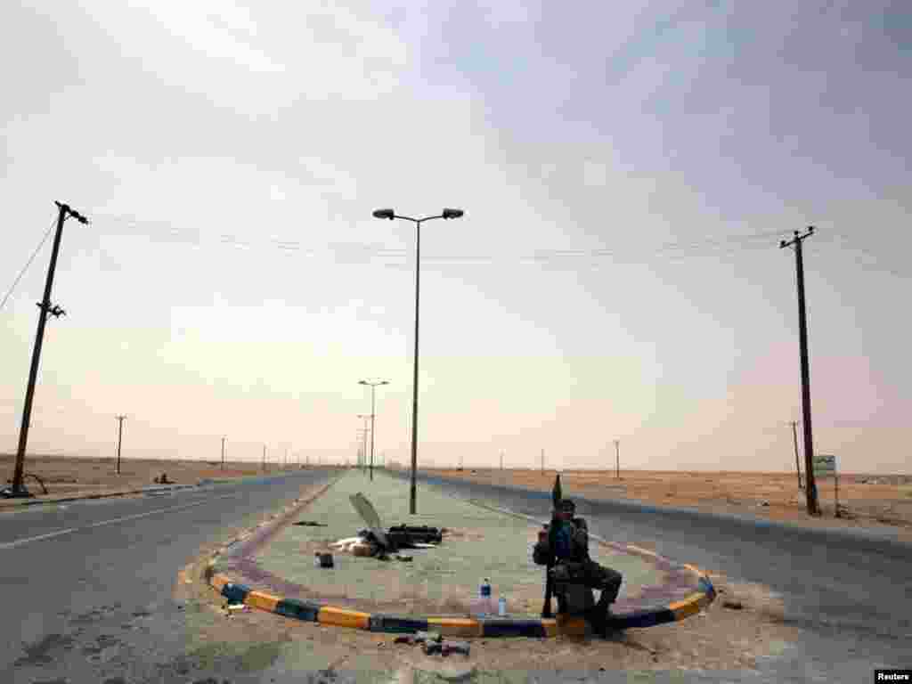 Сражения в Ливии продолжаются. - Представитель революционных сил с гранатометом у западных ворот города Адждабиййа. Reuters.